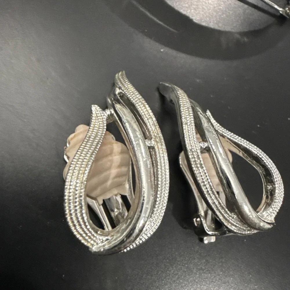 VINTAGE SARAH COVENTRY SILVER SWIRL PIN/BROOCH W/MATCHING CLIP ON EARRINGS SET